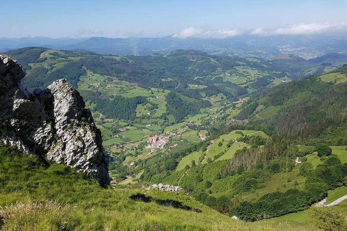 pohled z hory na zelené údolí