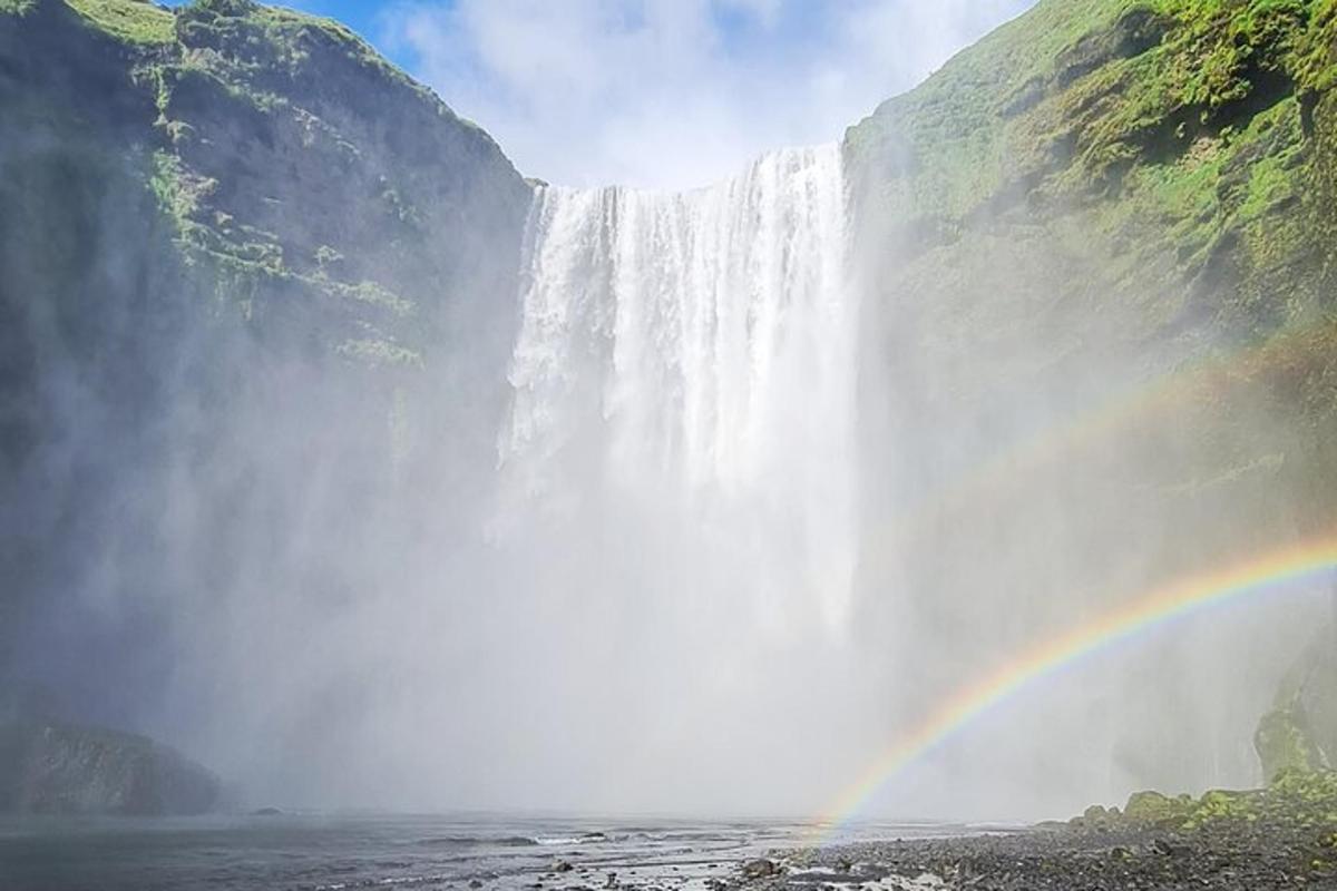 un arc de Sant Martí davant d'una cascada
