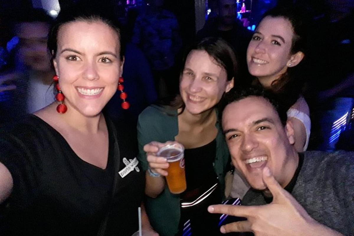 eine Gruppe von Menschen, die auf einer Party für ein Foto posieren