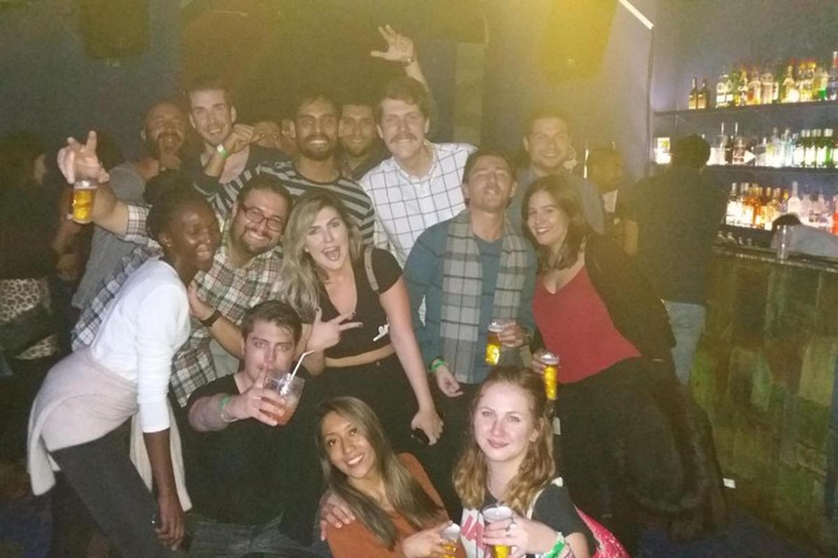 un grup de persones posant per a una foto en un bar