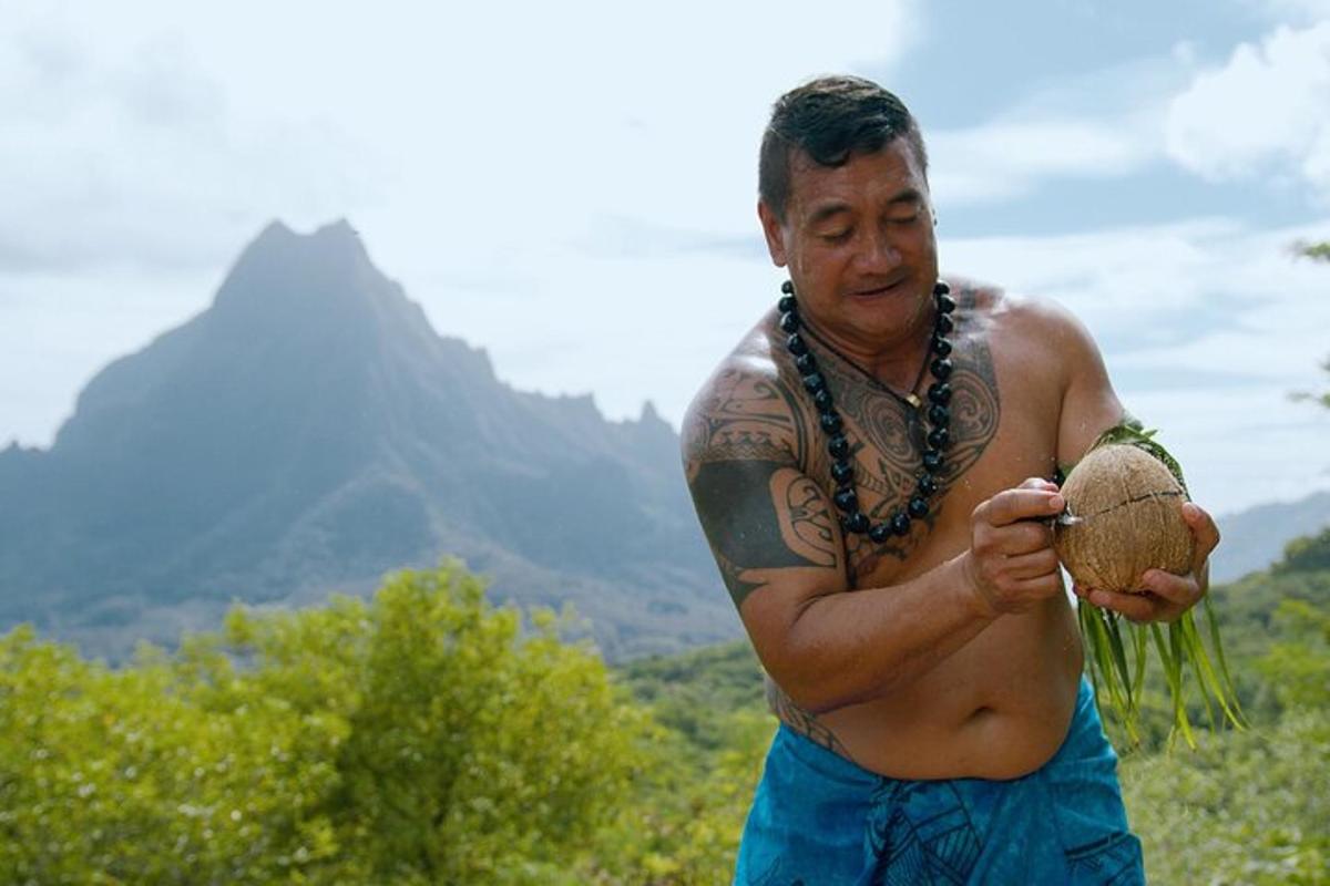 muž s tetováním na paži držící houbu