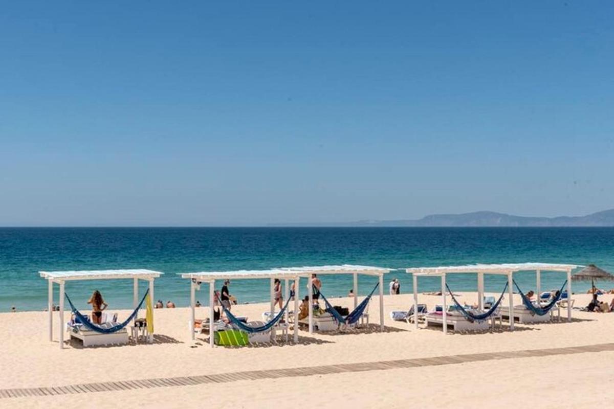 skupina ležaljki i suncobrana na plaži