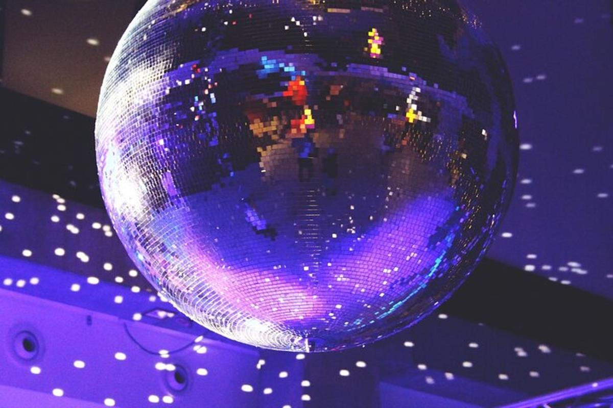 eine Discokugel, die mit Lichtern von der Decke hängt