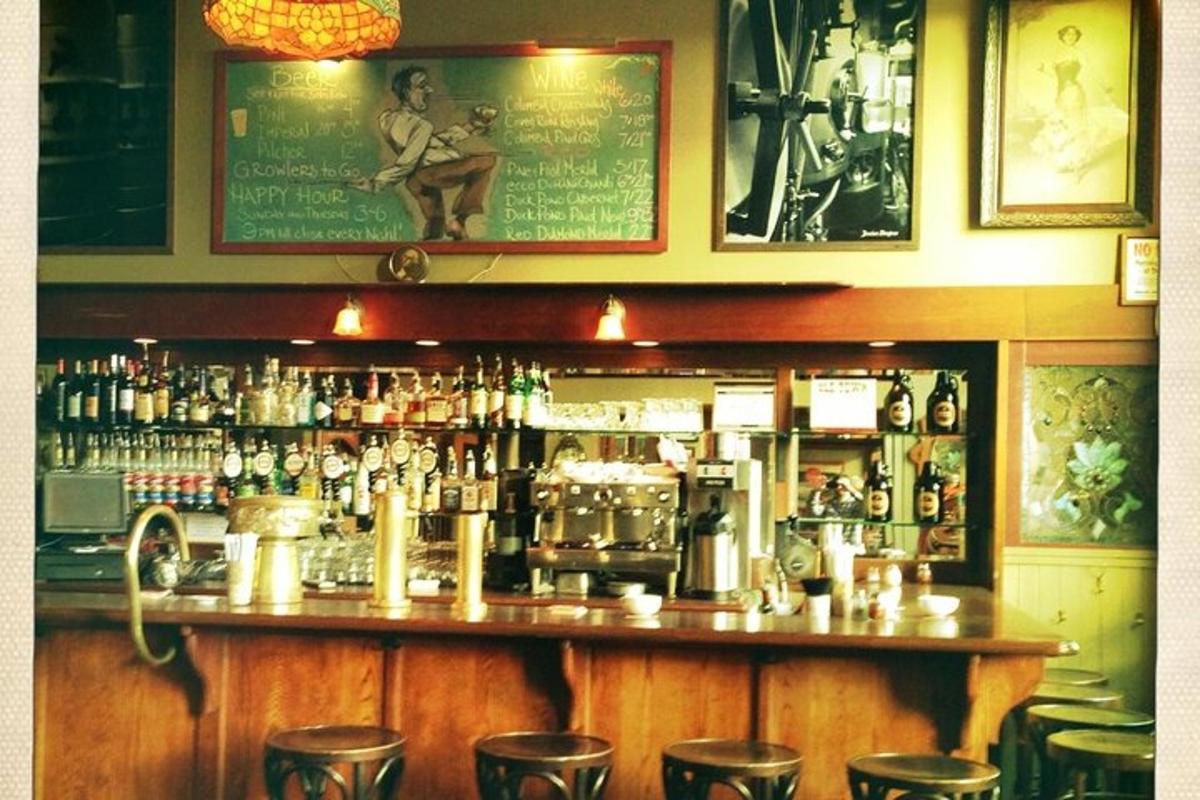 bar z veliko steklenicami alkohola