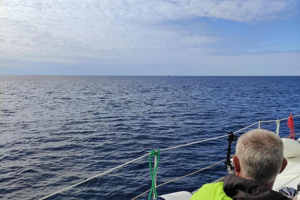un uomo su una barca nell'oceano