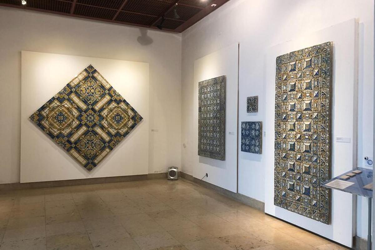 una stanza con dipinti sulle pareti di un museo