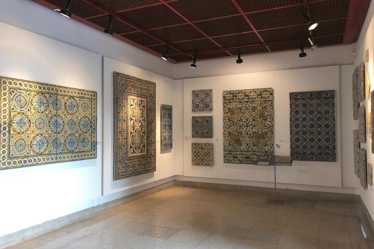 una stanza con molti tipi diversi di opere d'arte alle pareti