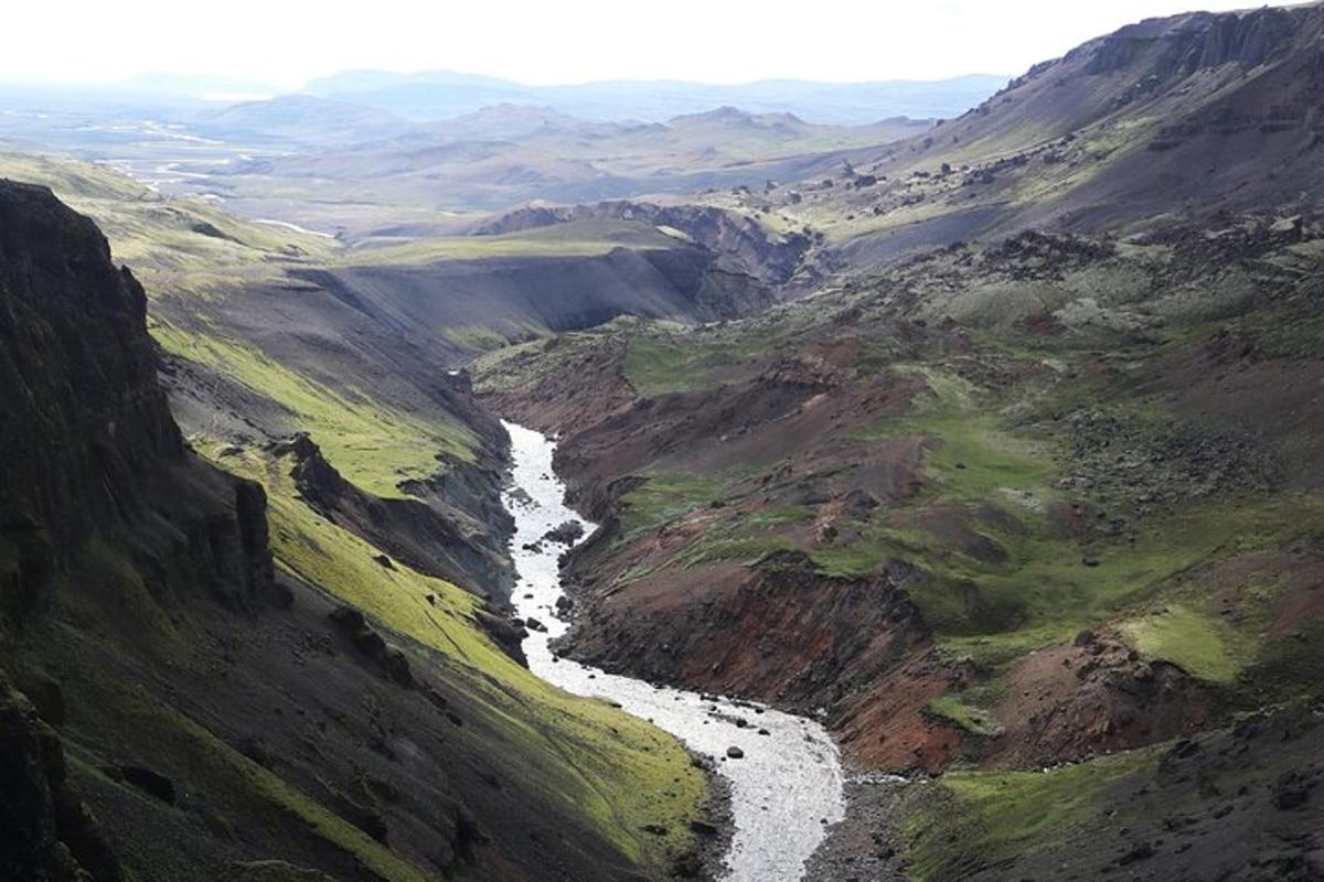 una vista aerea di un fiume in un canyon