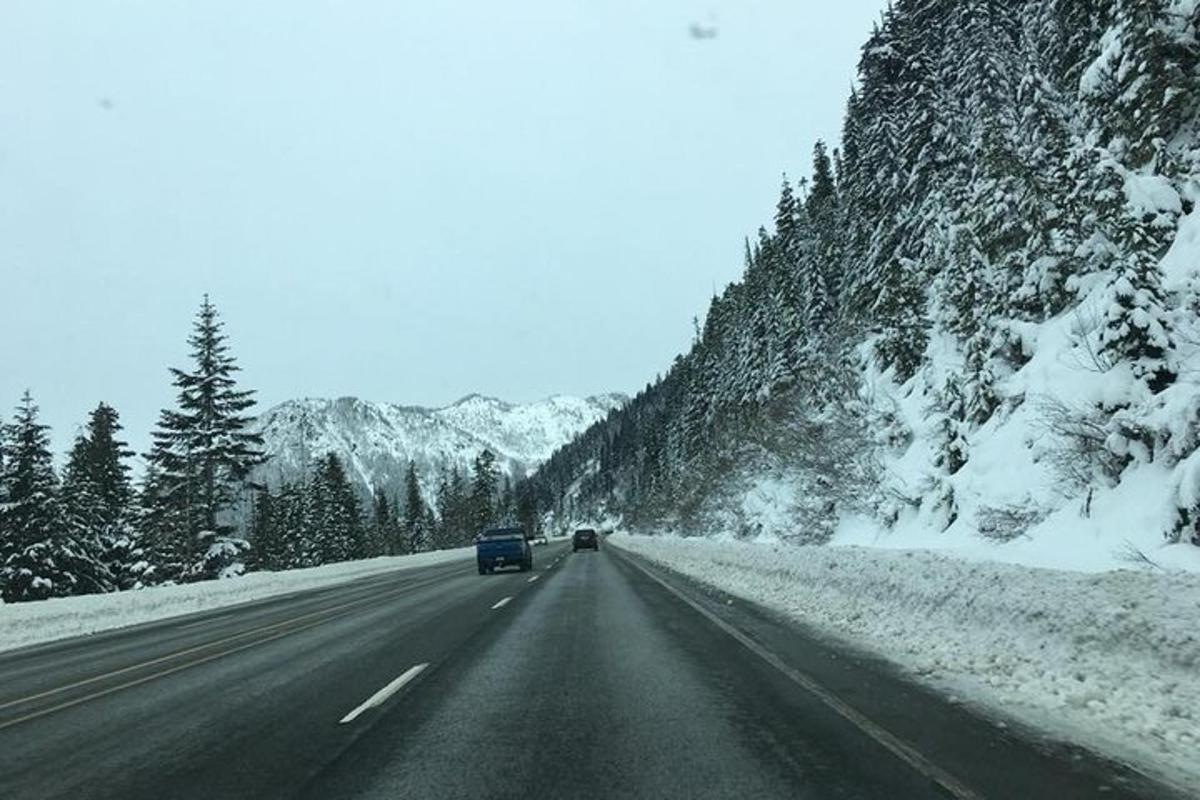 雪に覆われた道路を走る2台の車