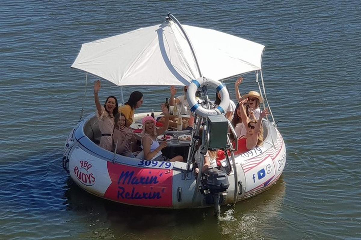 skupina lidí v lodi na vodě