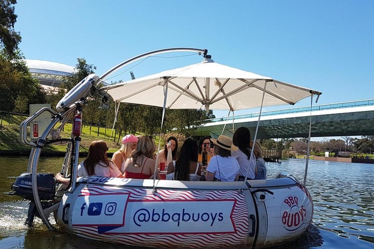 skupina lidí jedoucích na lodi na vodě