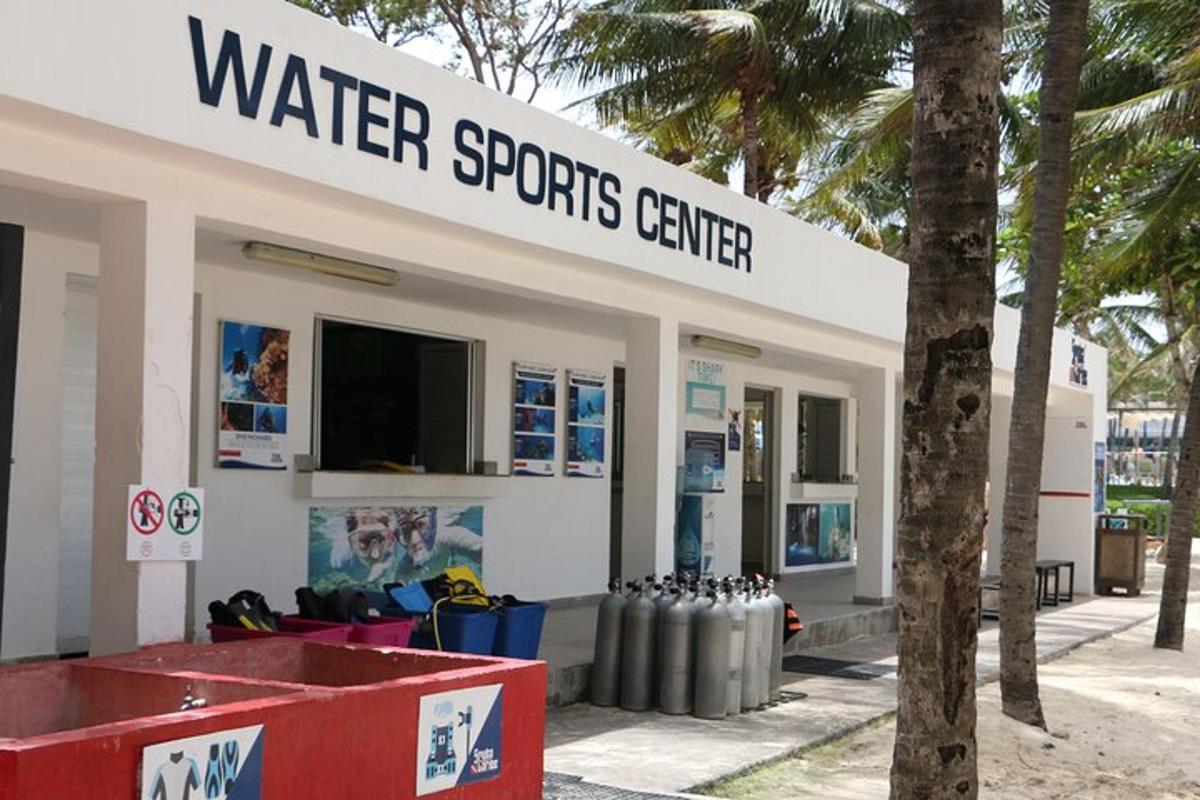 isang water sports center na may mga basurahan sa harap nito