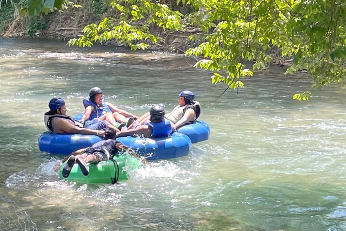 skupina ľudí splavujúcich rieku na raftoch