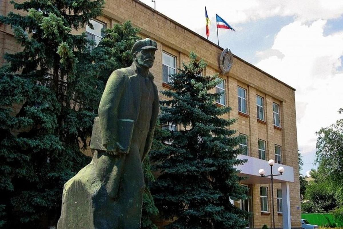 a statue of a man standing in front of a building