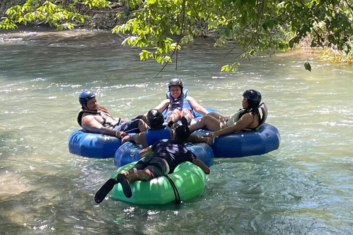 sekumpulan orang sedang berakit menyusuri sungai