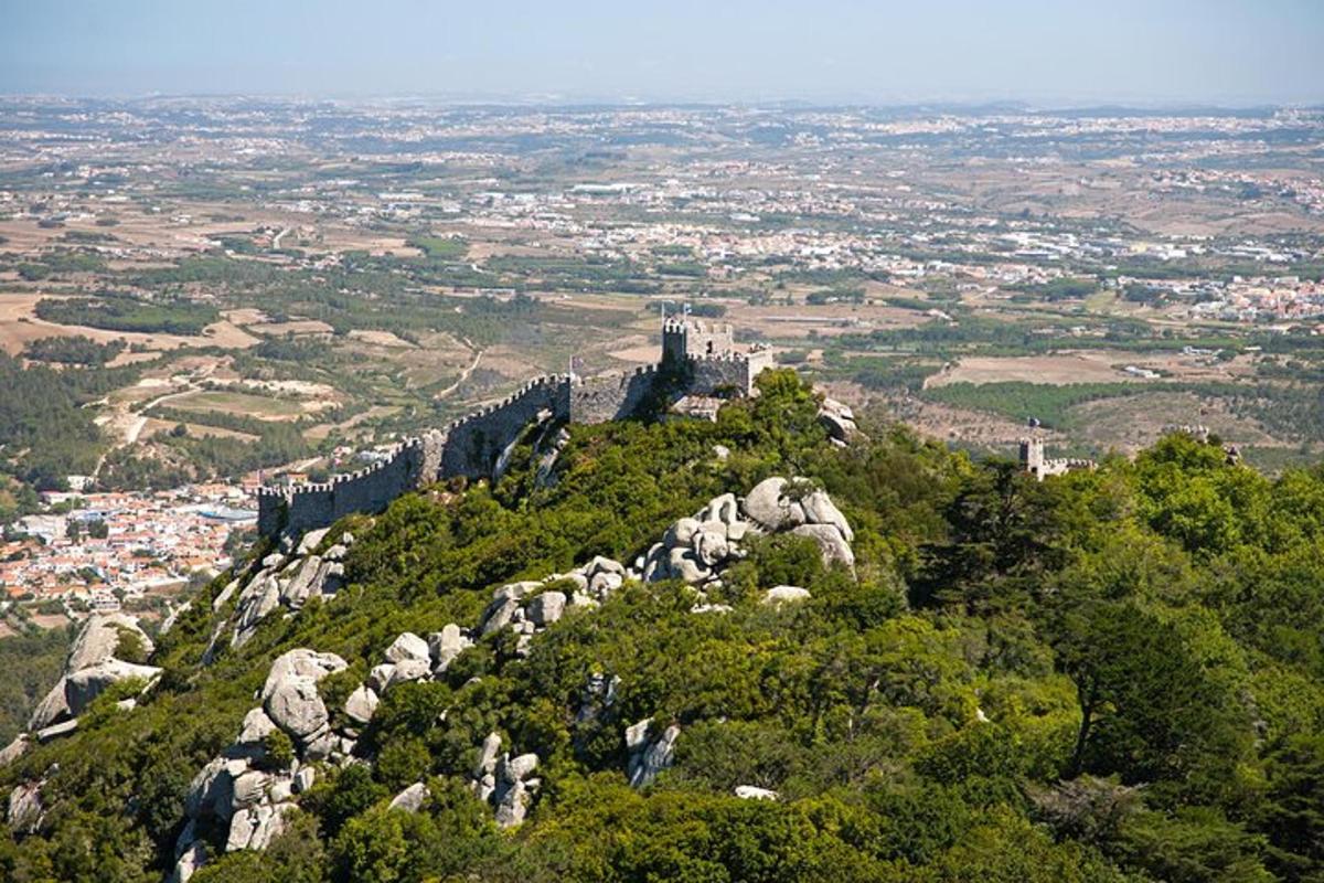 hrad stojí na vrcholu hory