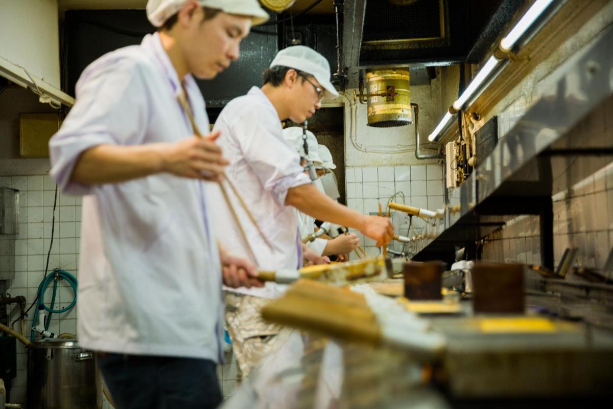 两个男人在厨房里准备食物