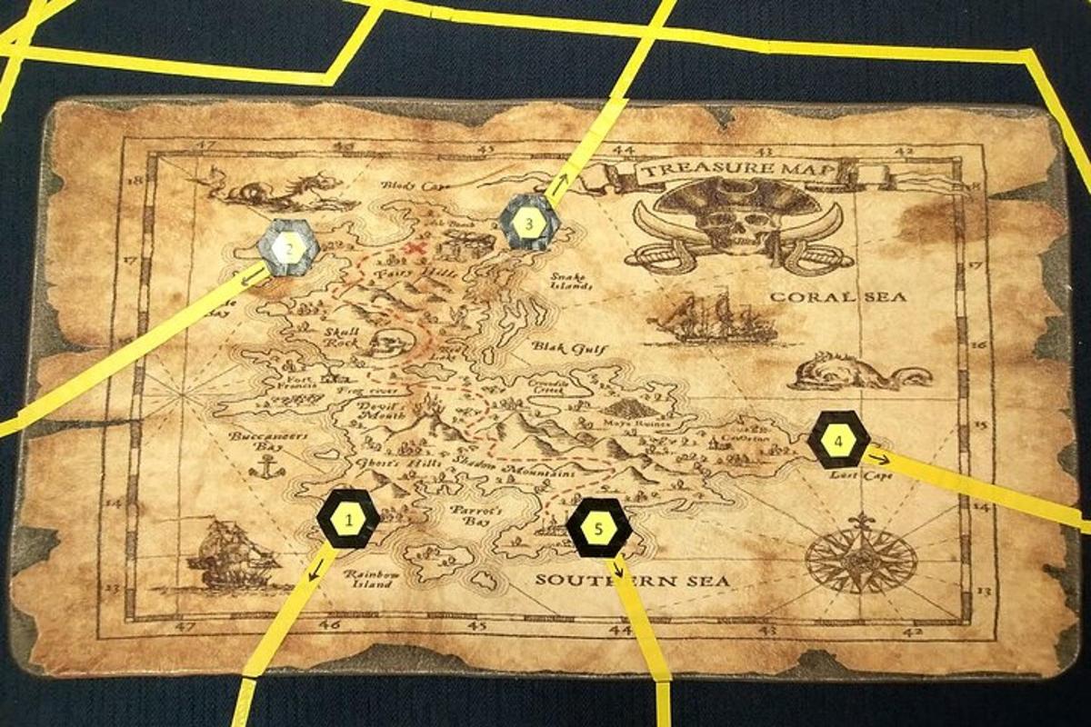 一张桌子上有一张地图，上面有时钟