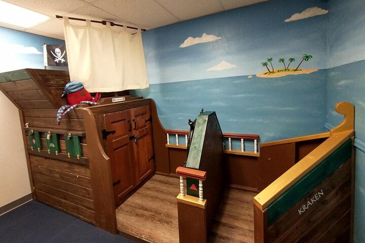 una cameretta per bambini con un murale raffigurante una nave pirata sul muro