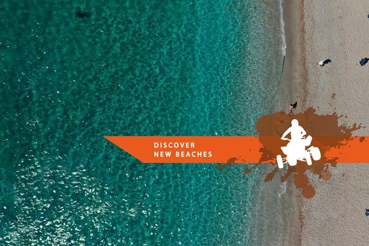 una vista cenital d'una platja i l'oceà