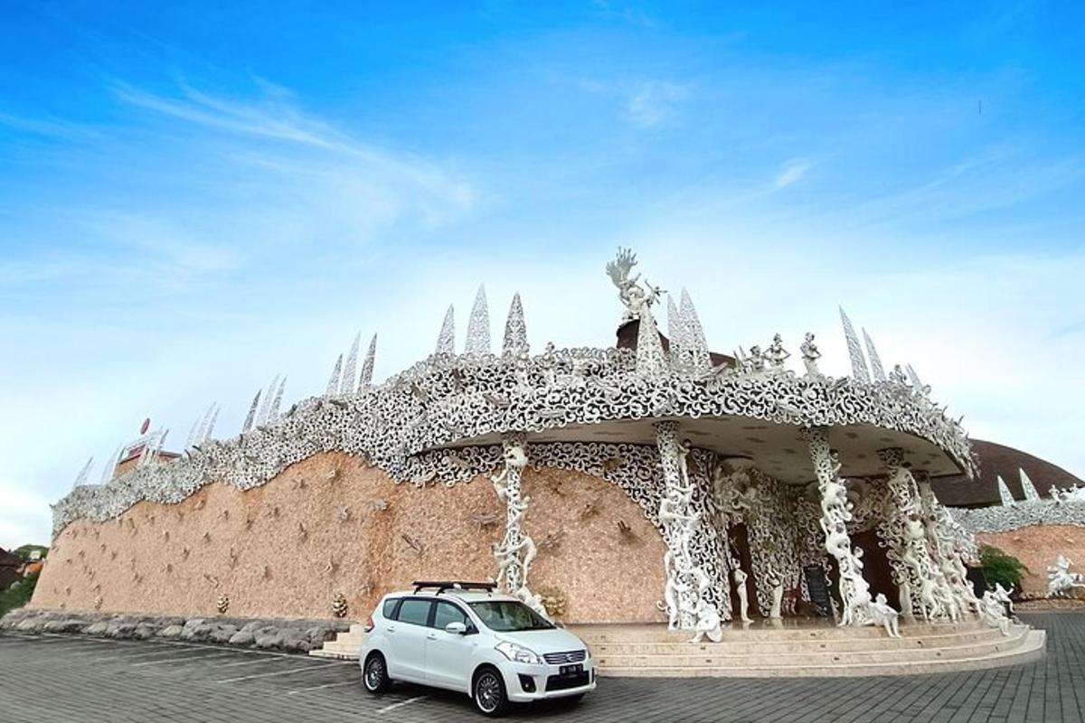 一辆白色汽车停在一栋建筑物前