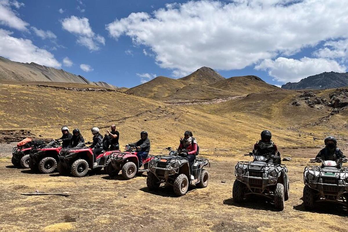 sekelompok orang mengendarai ATV di atas bukit