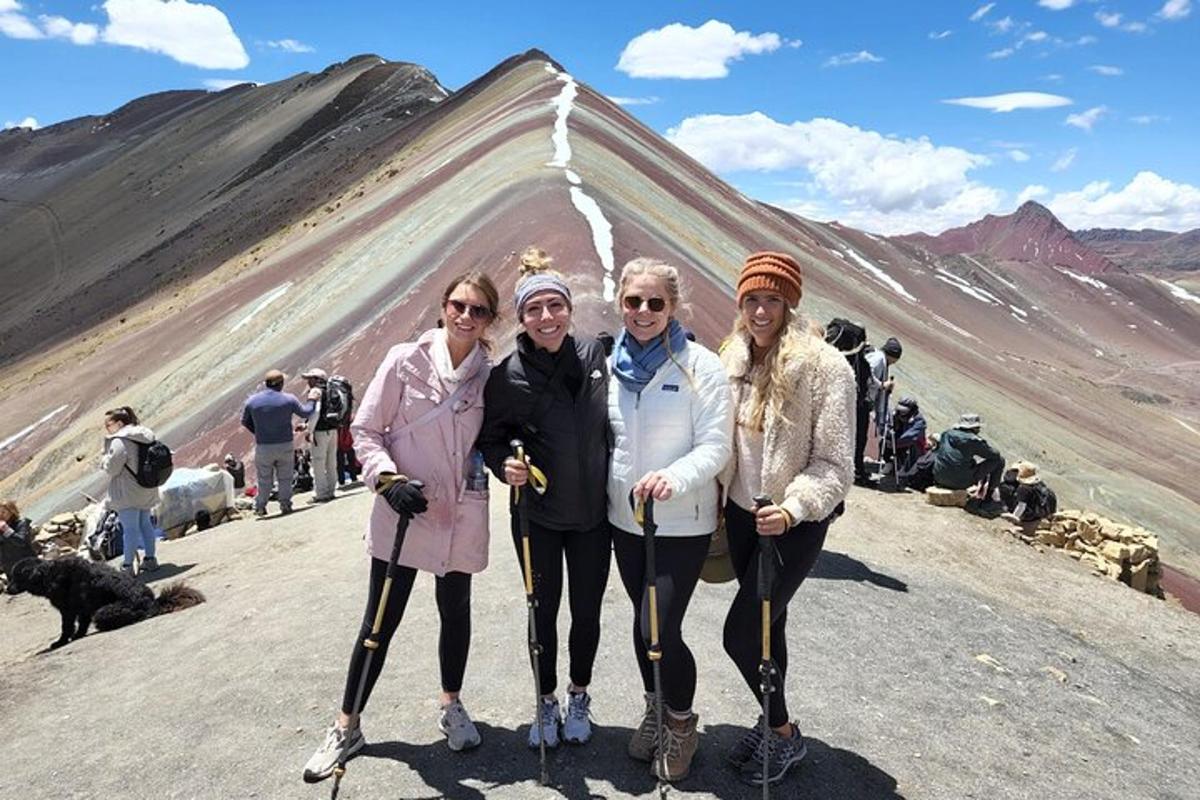 un gruppo di persone in piedi sulla cima di una montagna