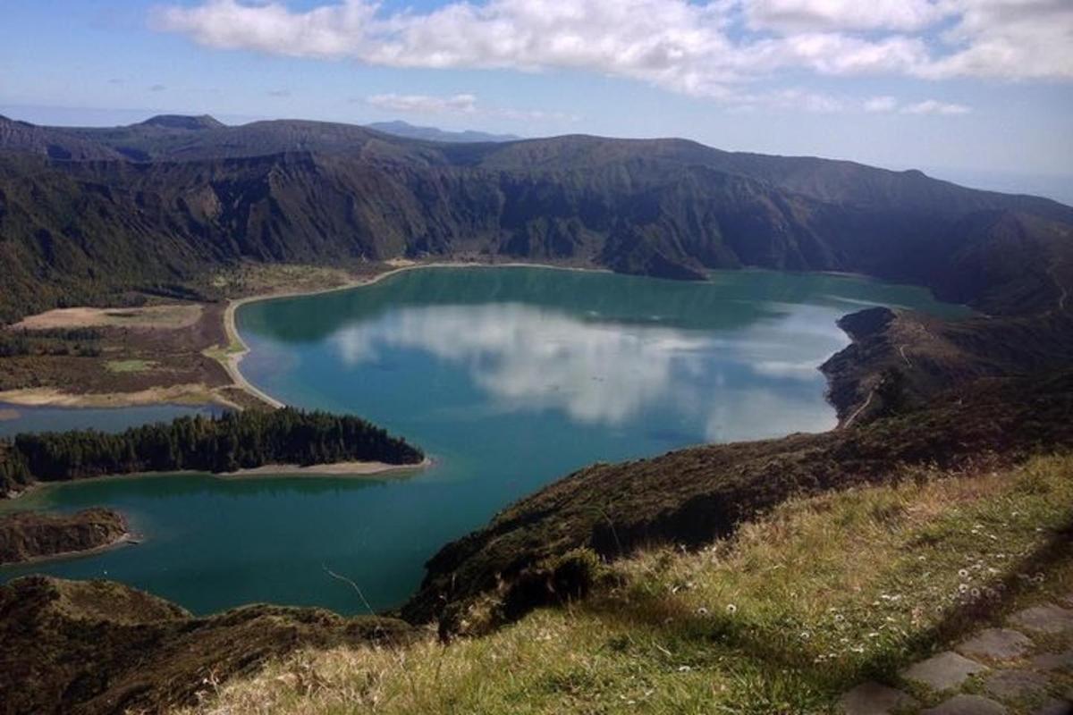 Letecký pohled na jezero v horách