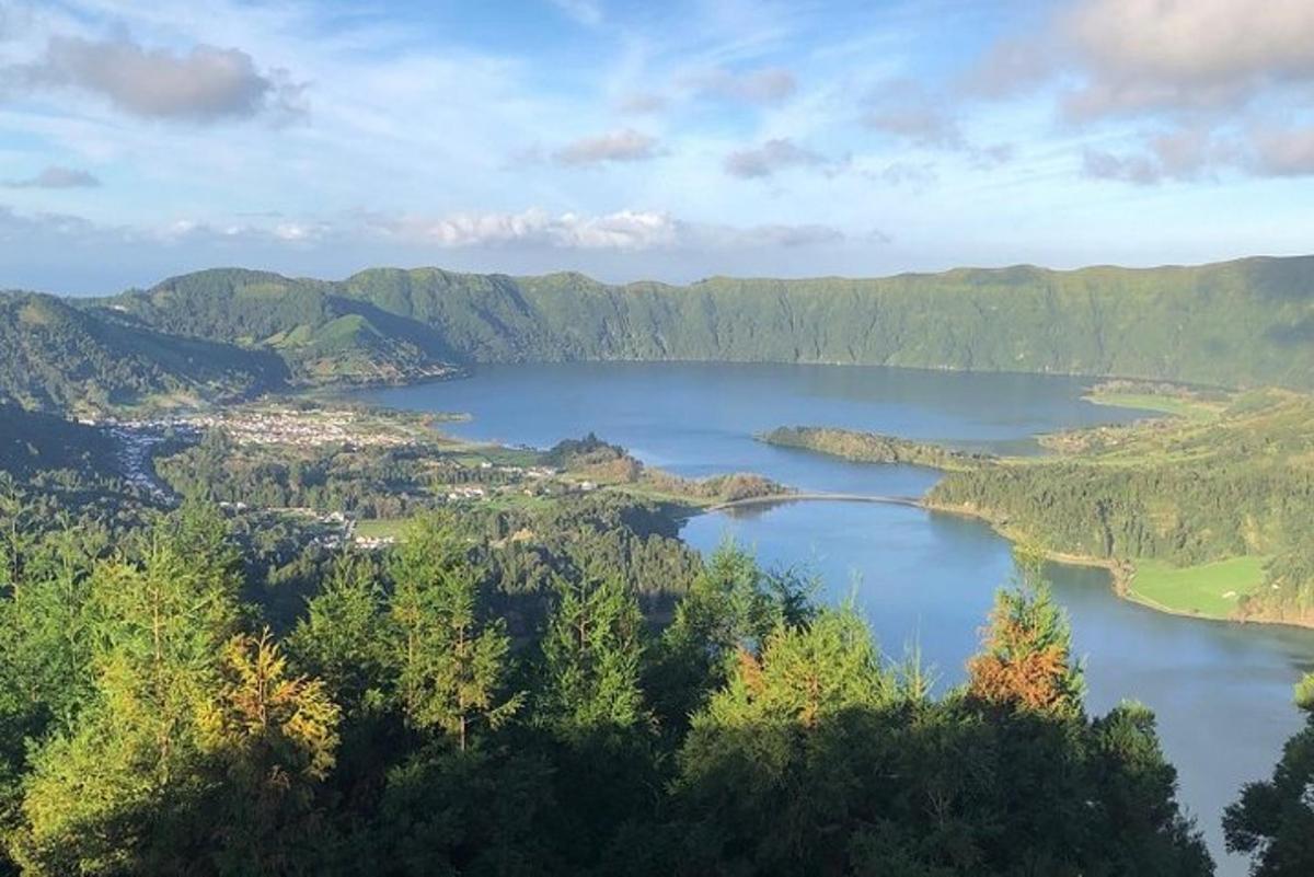 una vista di un grande lago in montagna