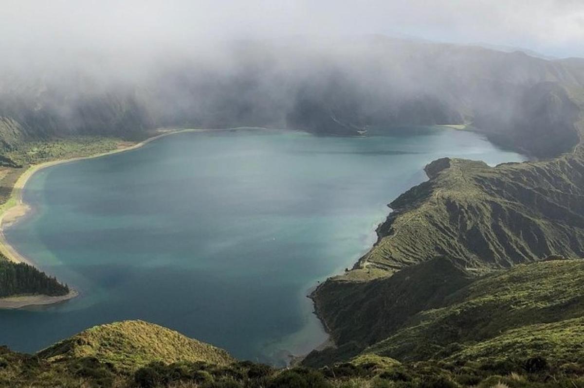 una vista di un lago in cima a una montagna
