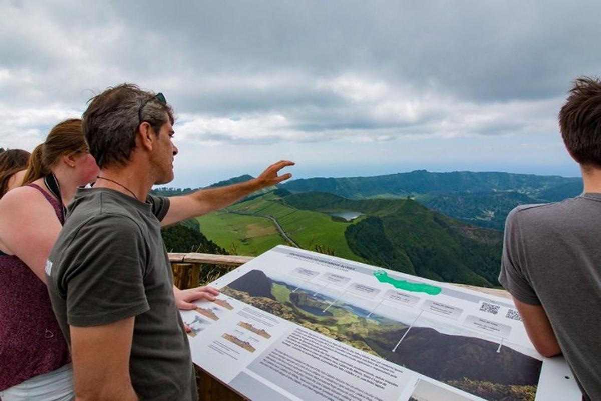 un gruppo di persone che guardano una mappa