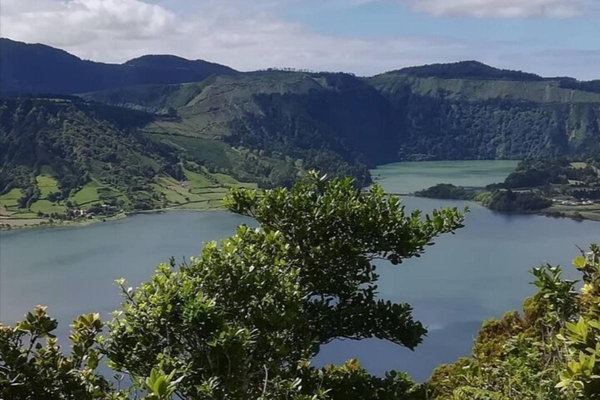 una vista di un grande lago in montagna