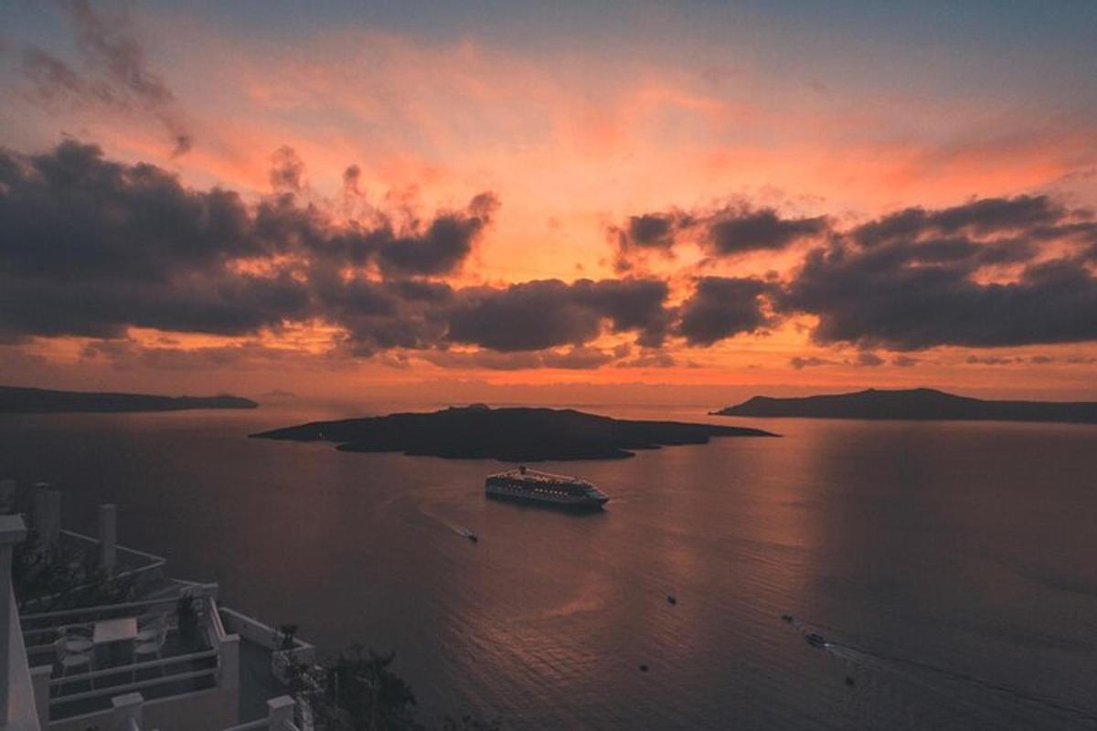 una nave da crociera in acqua al tramonto