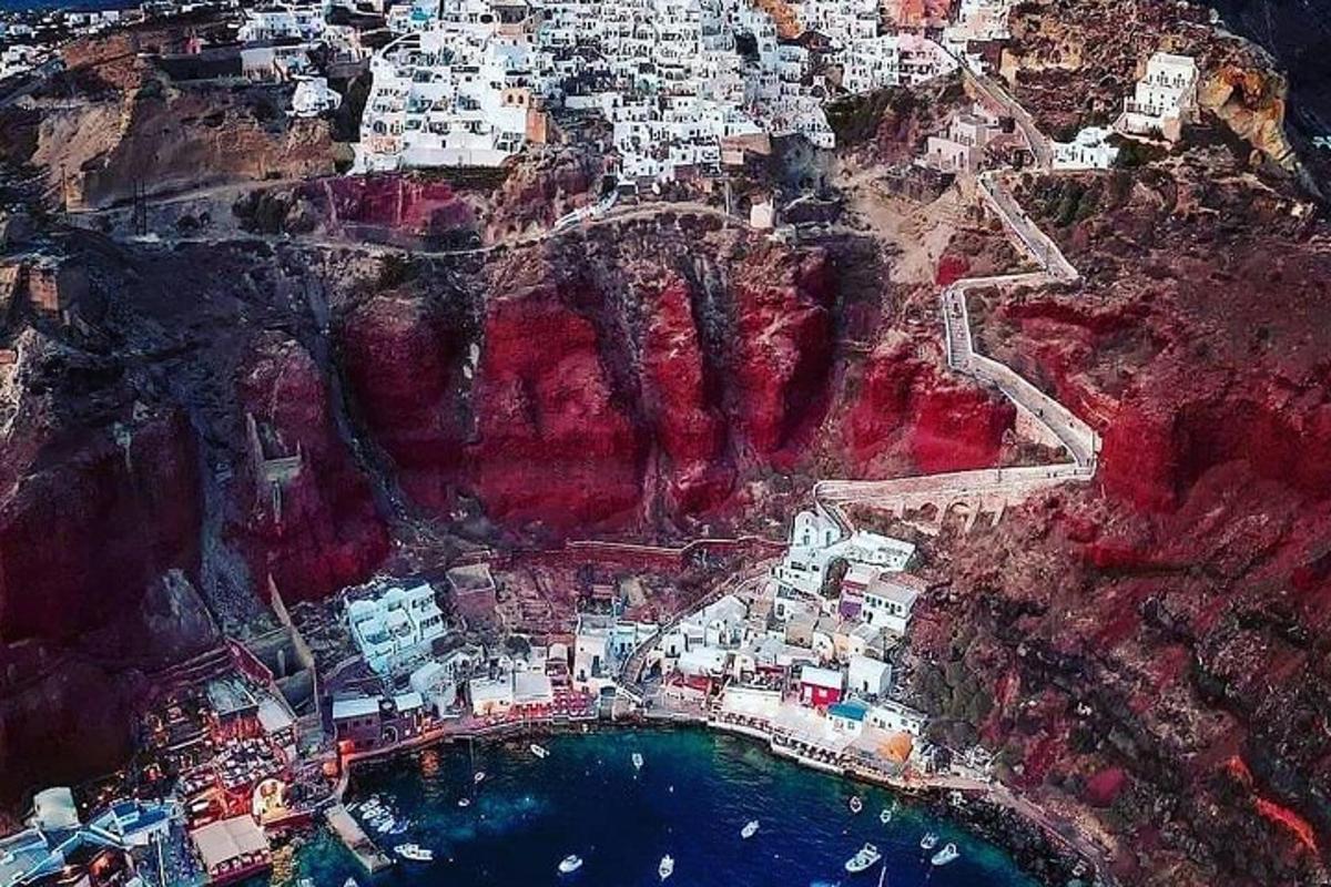 una vista aerea di una città su una montagna
