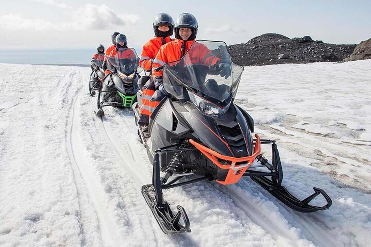 egy csoport ember motorozik a hóban