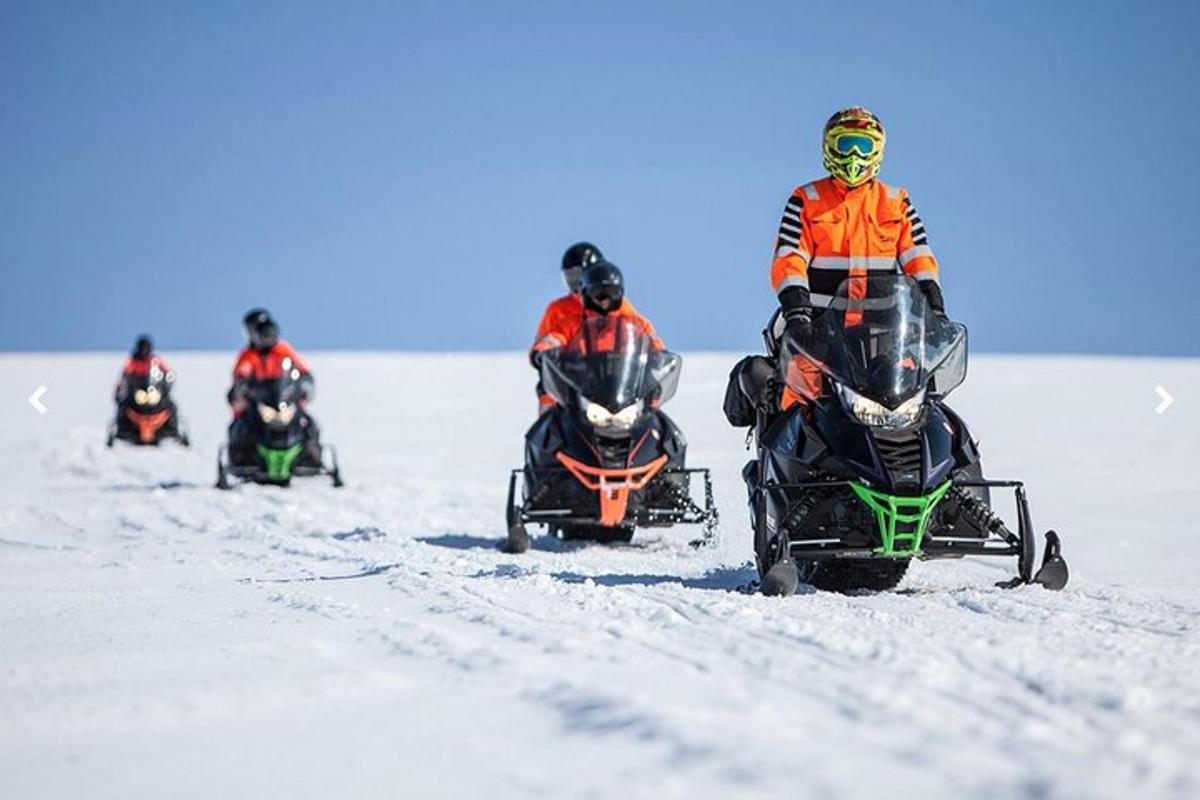 en gruppe mennesker som sykler i snøen