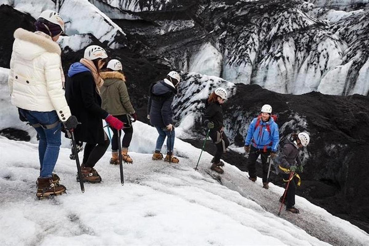 sekumpulan orang bermain ski di salji