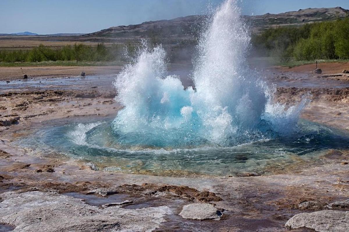 un charco de agua en medio de un campo