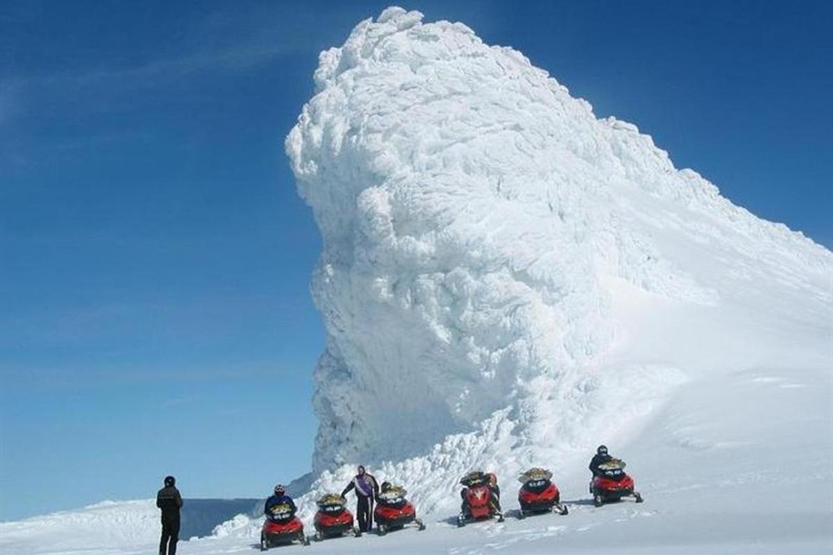Un grupo de personas bajando por una montaña cubierta de nieve.