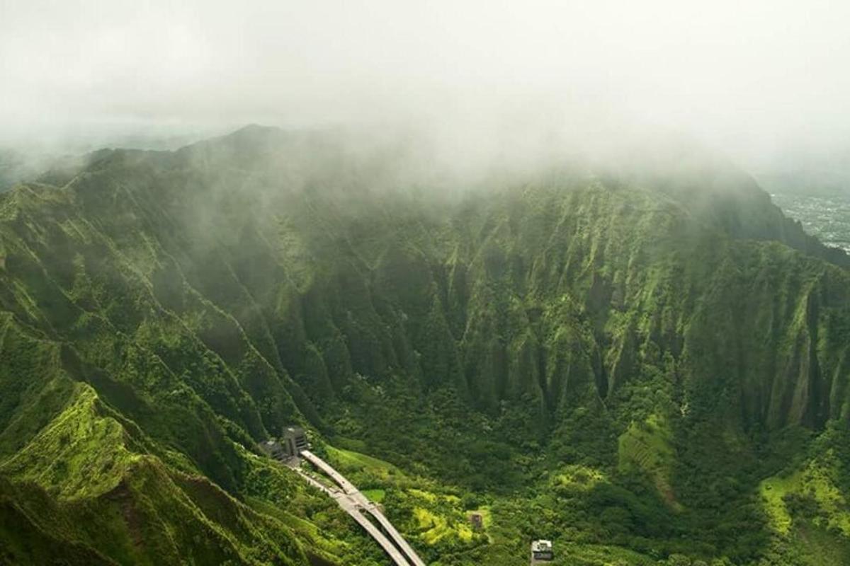 uma montanha enevoada com uma estrada no topo