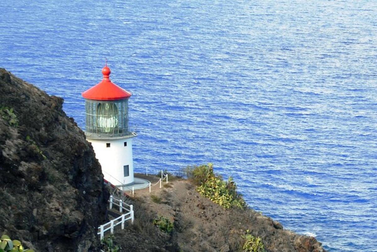 um farol com telhado vermelho em um penhasco
