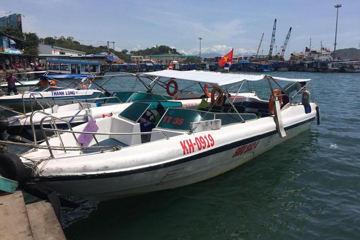 dois barcos estão atracados em um cais na água