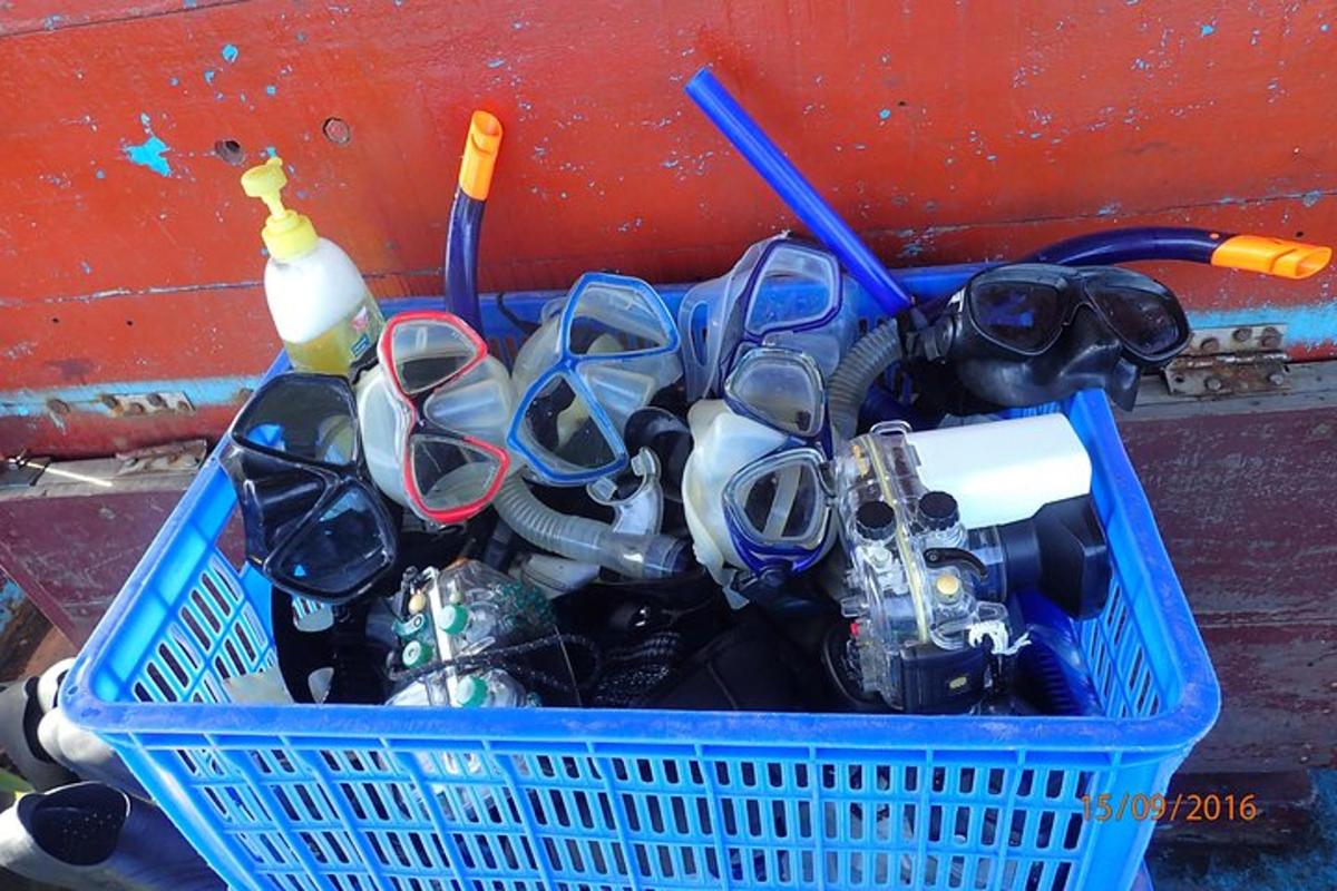 košík se sklenicemi a dalšími předměty