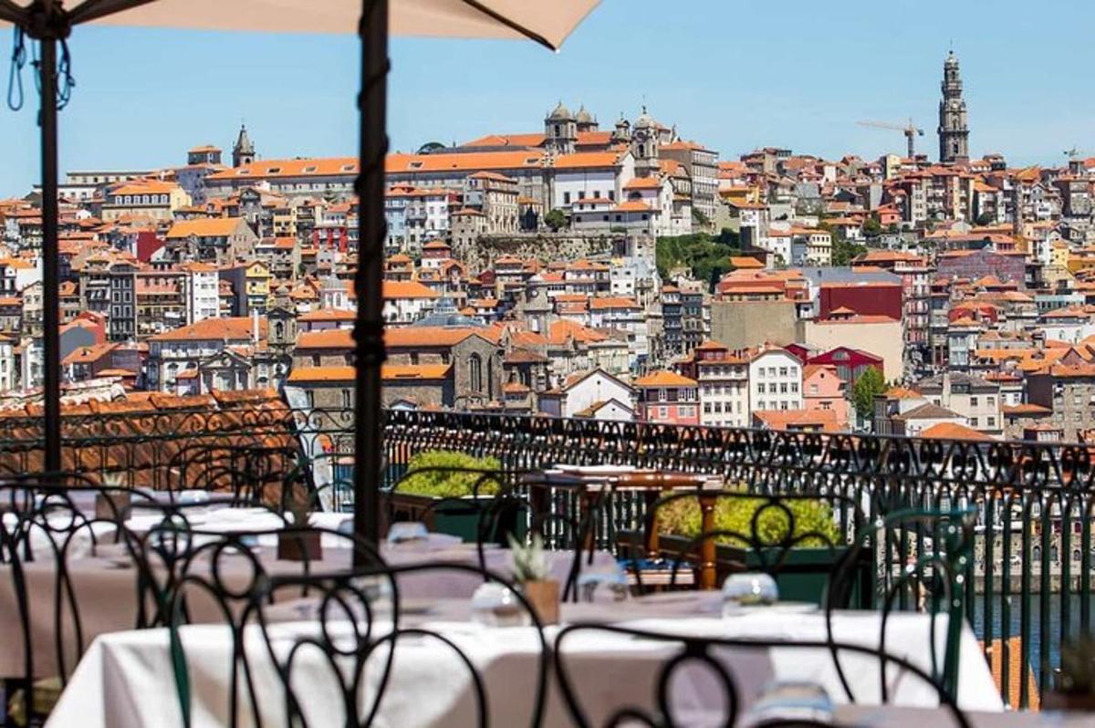 uma vista de uma cidade de um restaurante com mesas e cadeiras