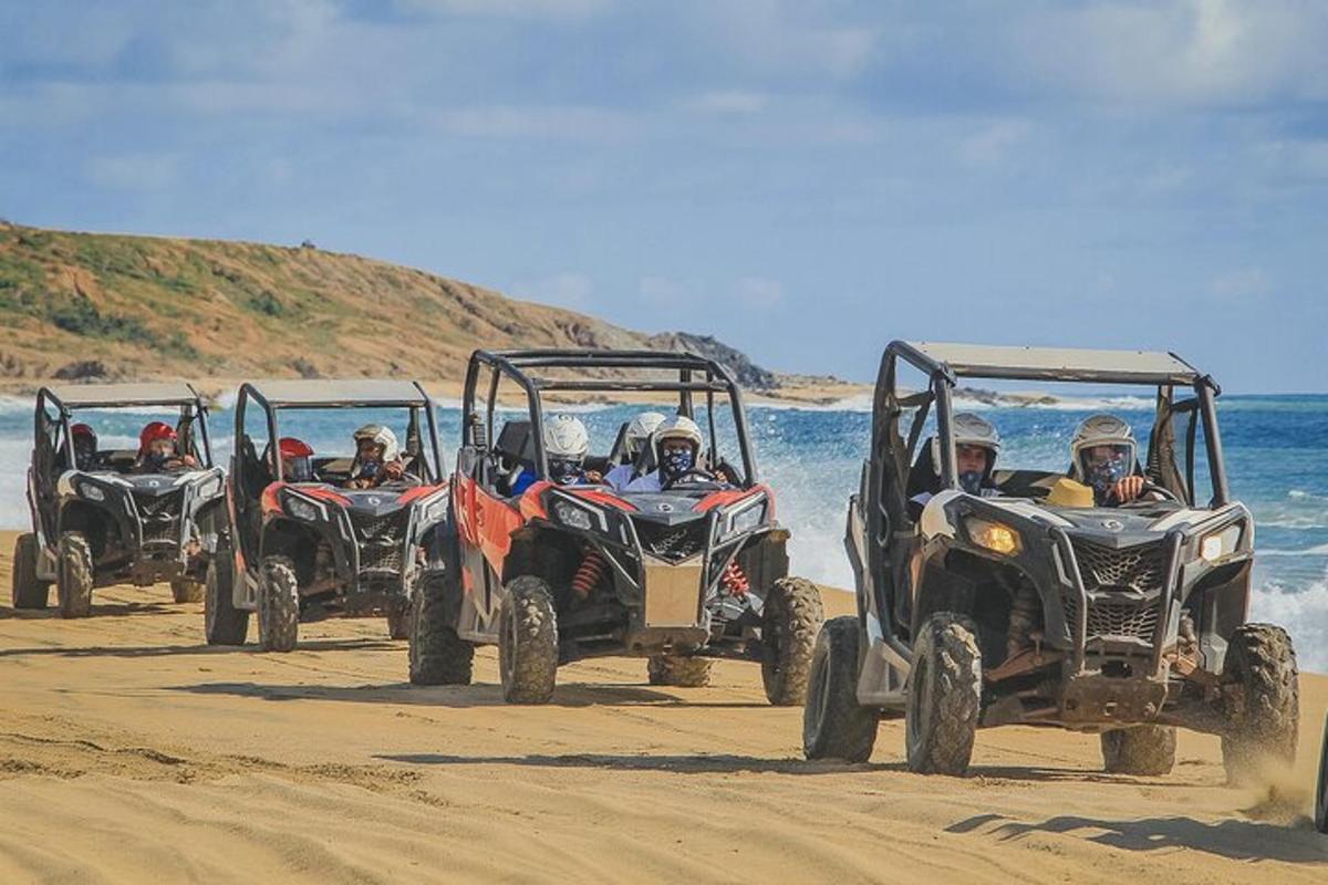 en gruppe mennesker som kjører ATV på stranden