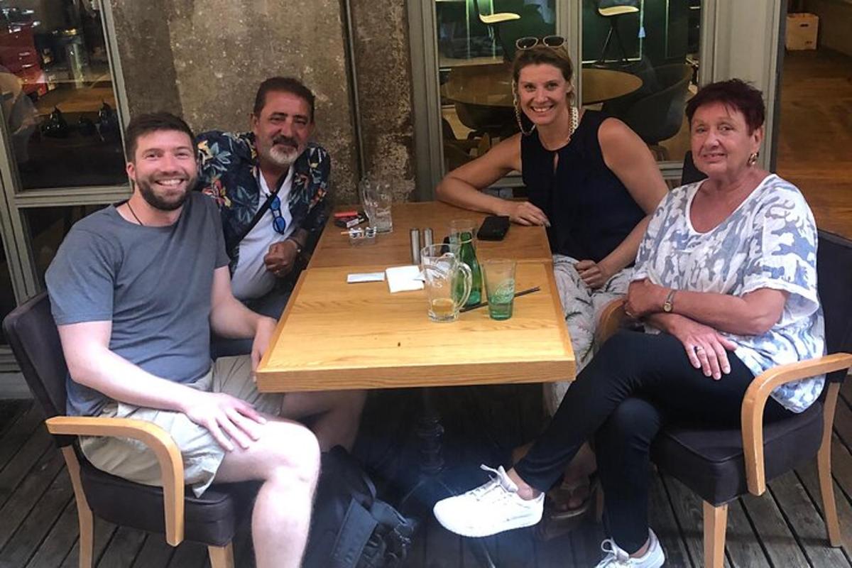 skupina lidí sedících kolem stolu
