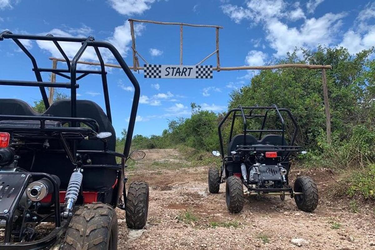 to ATV-er og en golfbil på en grusvei