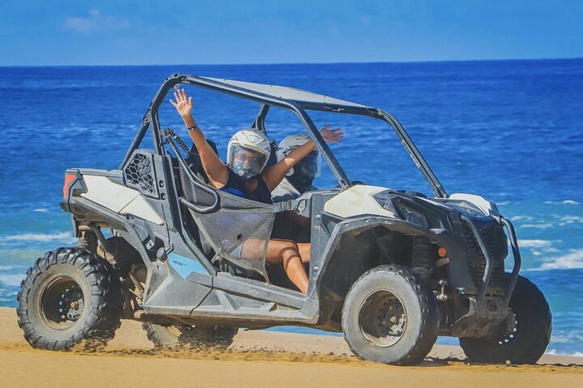 naine ATV-ga rannas