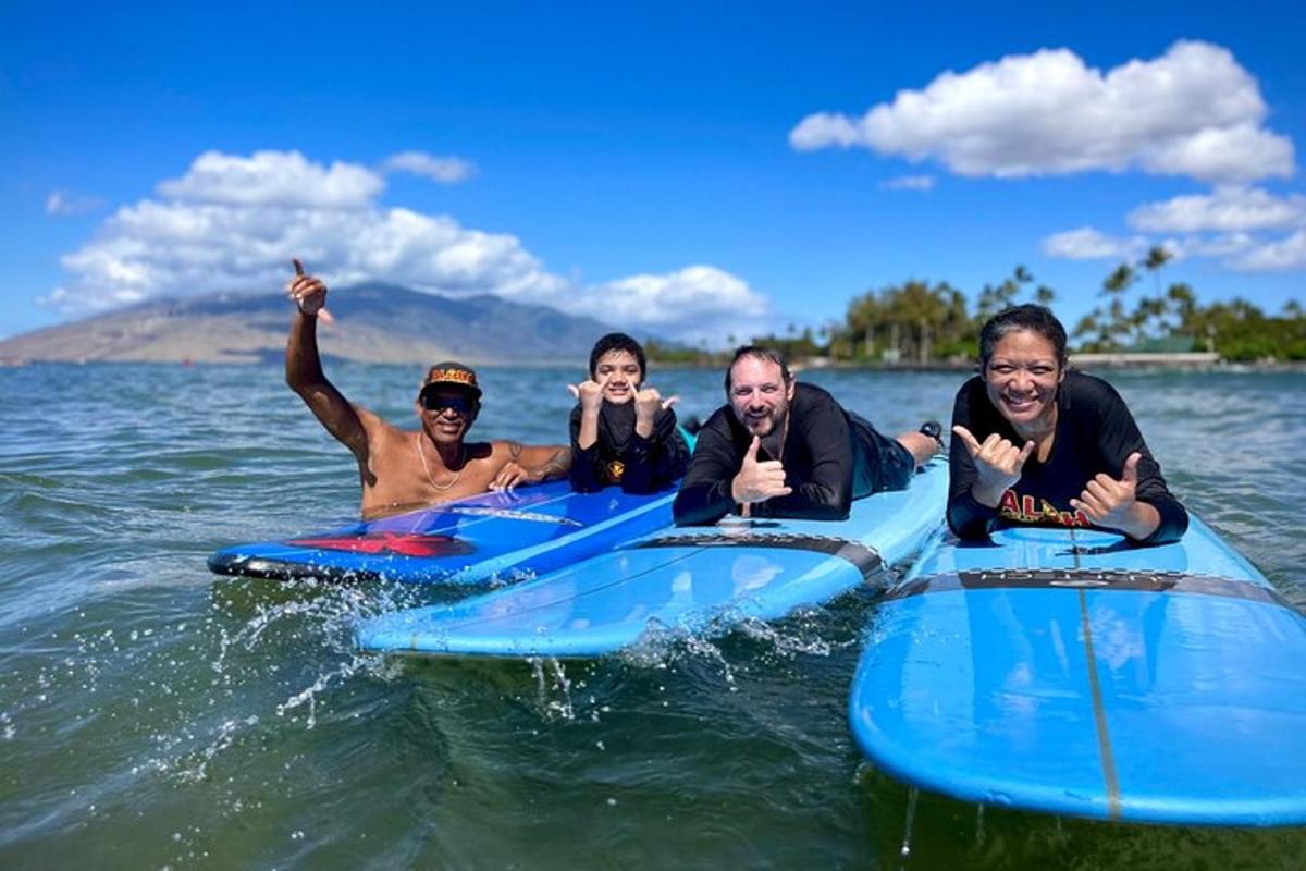 een groep mensen op surfplanken in het water