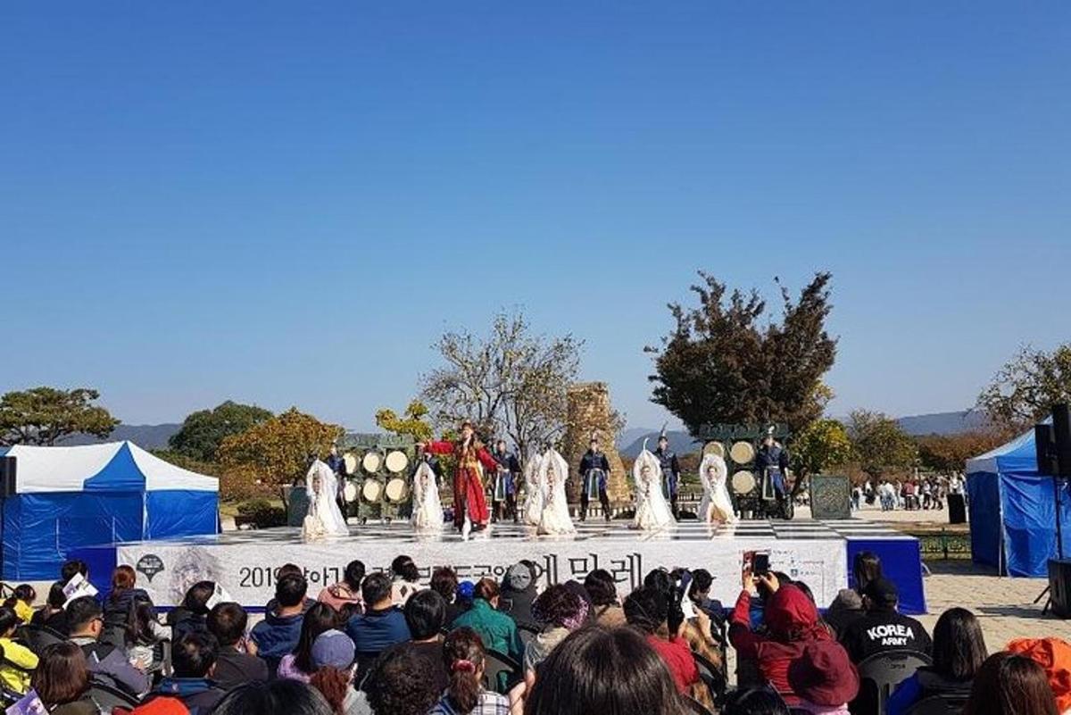 una folla di persone in piedi attorno a una grande fontana